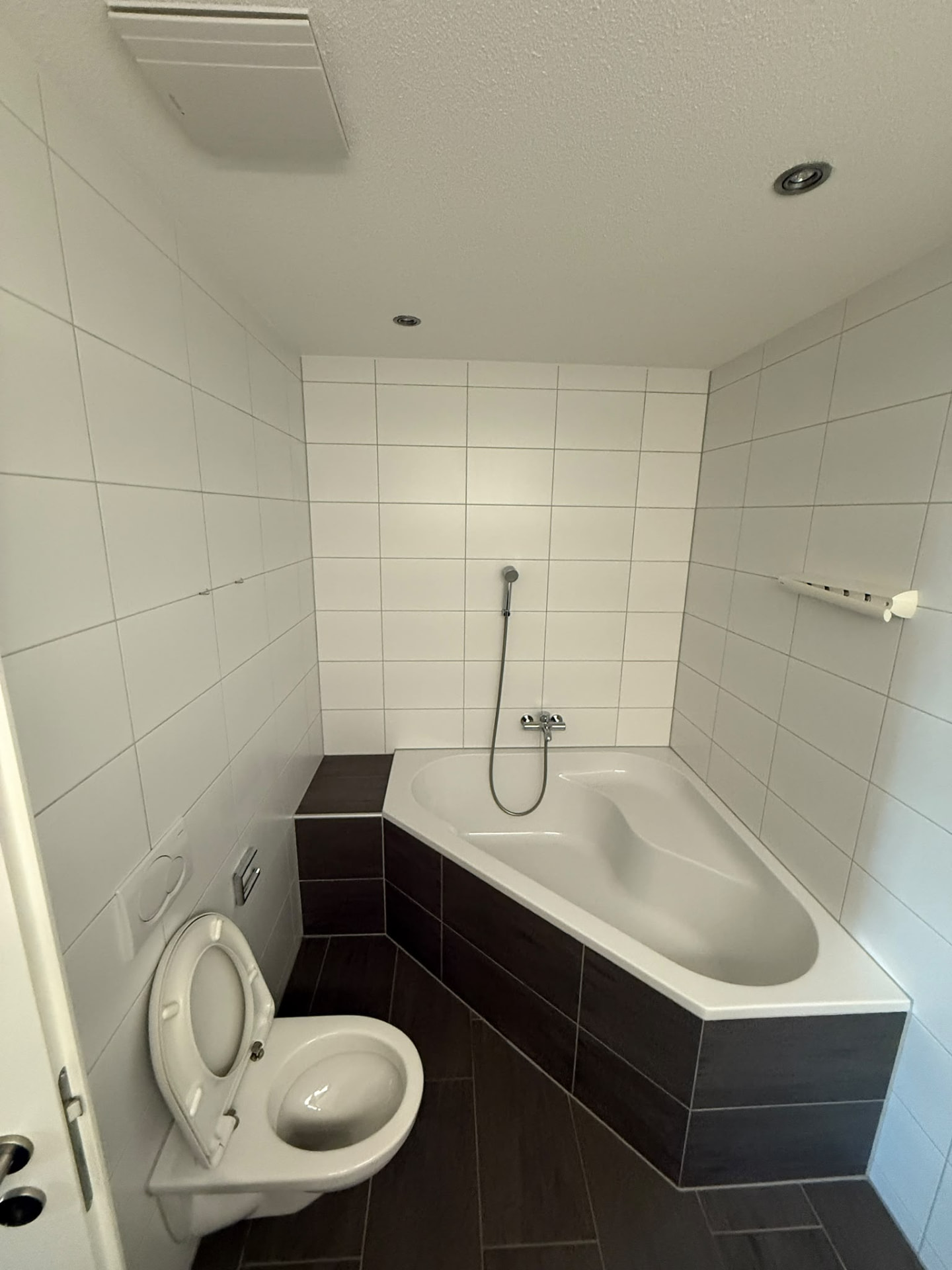 Gereinigtes Badezimmer mit Badewanne
